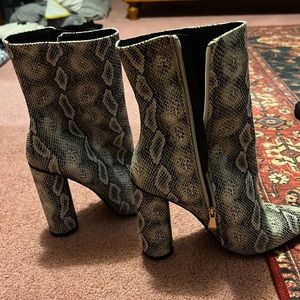 8.5 fashion nova snake skin heels
